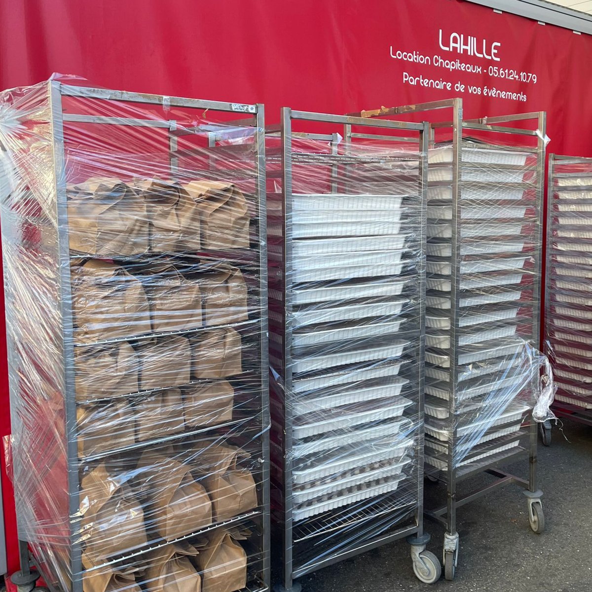 StadeToulousain's tweet image. Malgré le report de #STWASPS, le Stade fait don des denrées alimentaires commandées pour le match, à la @banquealim31 et au @caritasfrance 🤝

Avec la participation d&apos;@EspritTraiteur, les bénéficiaires profiteront de la nourriture initialement prévue pour les partenaires 🍽️

#RSE