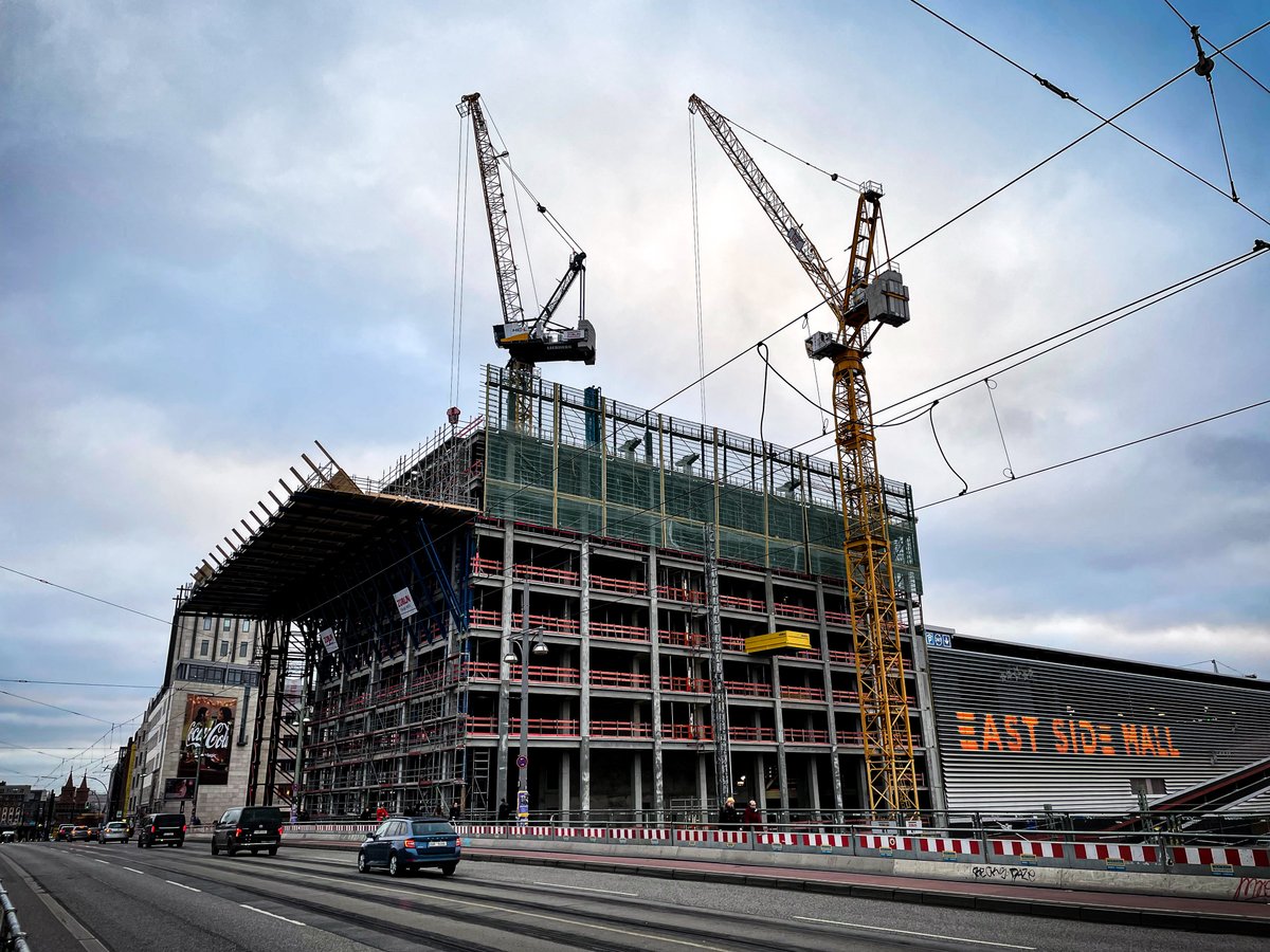 ostkreuzblog's tweet image. Das Jahresziel von 8 Etagen im Rohbau hat man beim ⁦@EdgeTech_⁩ #Eastsidetower erreicht. Es müssten noch 32 weitere Etagen folgen. Schon jetzt hat der Turm das Stadtbild im Quartier rund um den S-Bahnhof Warschauer Straße völlig verändert.
#Berlin #Friedrichshain