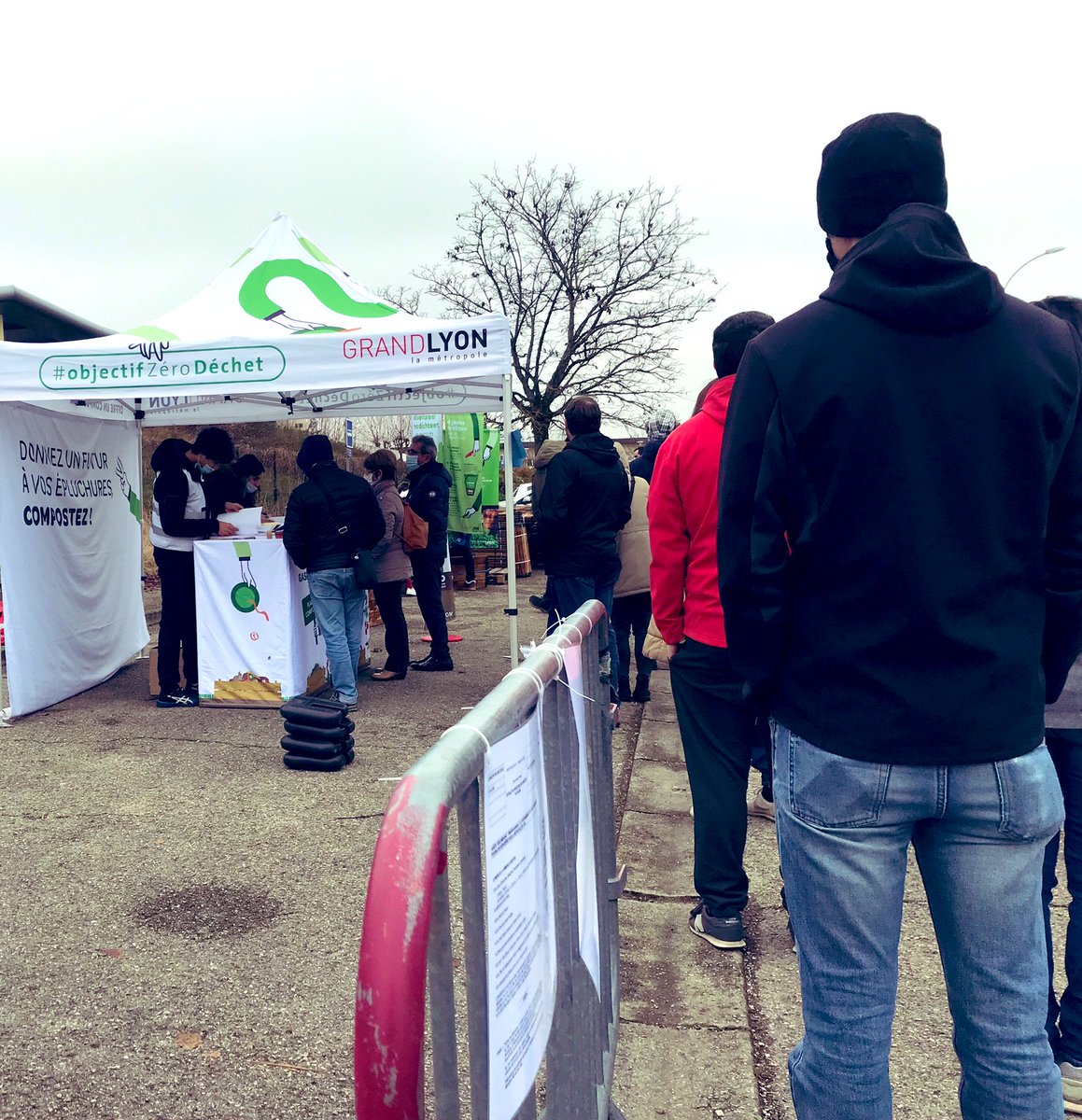 ChBo69's tweet photo. [ #objectifzerodechet ] 

Distribution des composteurs offerts par la @grandlyon @brunobernard_fr 

« Donner un futur à nos épluchures Compostons 
🍐🍎🍌🍉🍇🍓🍒🥕🌽🥬🧅🥔 https://t.co/IAZgxaru4x