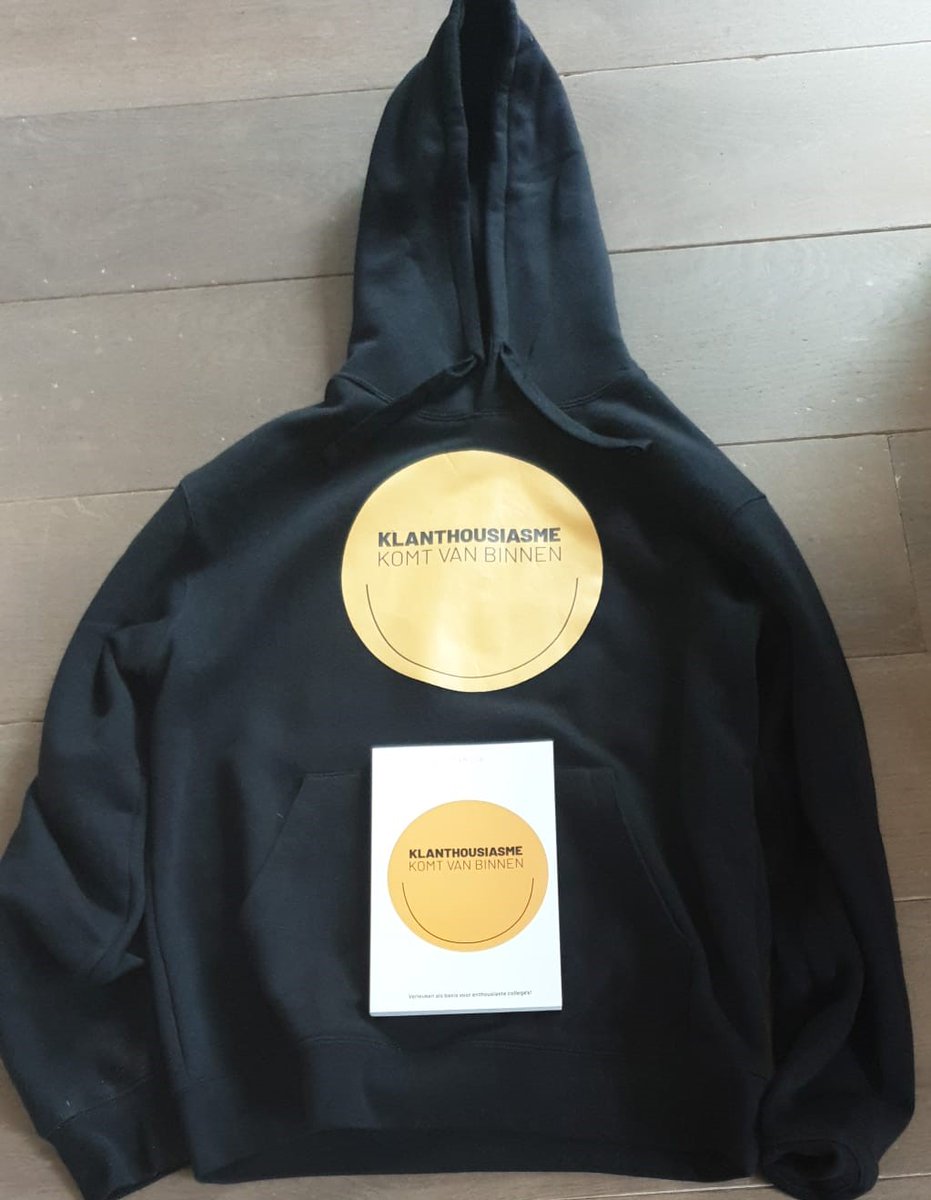 HoudenvKlanten's tweet photo. Dankjulliewel voor de geweldige reacties op mijn 5e boek Klanthousiasme komt van binnen. Wat een feest. In het bijzonder Bob Ouwejan voor de fantastische trui en kameraad Jos Burgers voor de heerlijke taart. In de 1e week al 500 exemplaren verkocht! #Verleuken #Klanthousiasme https://t.co/XQmlzY1479