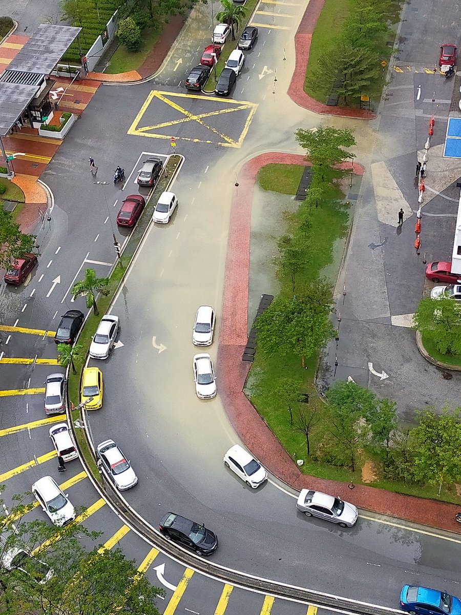 KinahNizaruddin's tweet photo. 18 Disember 2021
Shah alam banjir lagi. Semua tempat dah naik air.  Ya Allah,Kau permudahkan urusan kami, jangan Engkau sulitkan lagi.

Selamat dan Lindungilah kami semua dari sebarang musibah. Aamiin 🤲

#banjir #ShahAlam #klangvalle #banjirkilat https://t.co/b8Hq2bwW5g