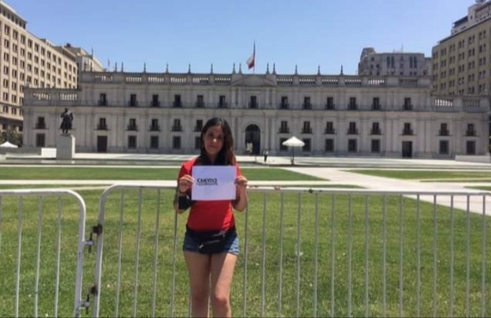 absolucionchema's tweet photo. Desde a Chile de Salvador Allende, Victor Jara e do pobo combativo, Sofía envíannos esta foto de apoio a Chema no histórico Palacio da Moneda.
#AbsolucionChema https://t.co/ww8xJVNZ9D