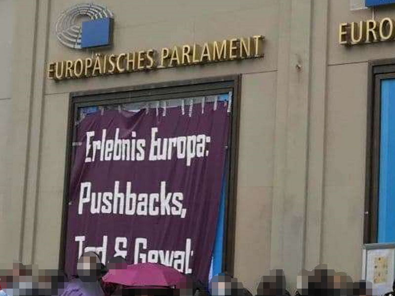 Schaufensterdekoration am Europäischen Haus in Berlin:<br>ERLEBNIS EUROPA:<br>PUSHBACKS;<br>TOD & GEWALT
