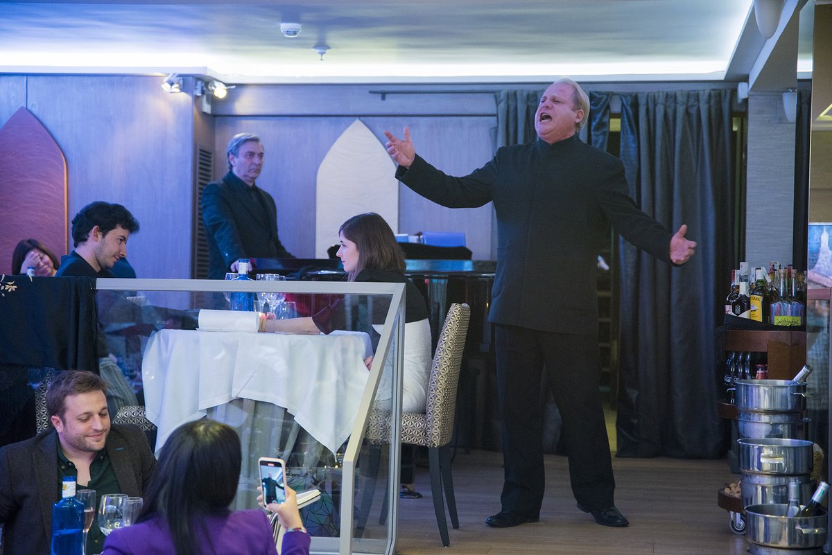 ¡El espectáculo siempre continúa! Celebraremos una cena cantada de gala de Reyes. Un gran espectáculo musical en directo, donde la gastronomía irá de la mano de las piezas clásicas más famosas. #ElCafédelaÓpera elcafedelaopera.com/menu-de-gala-d…