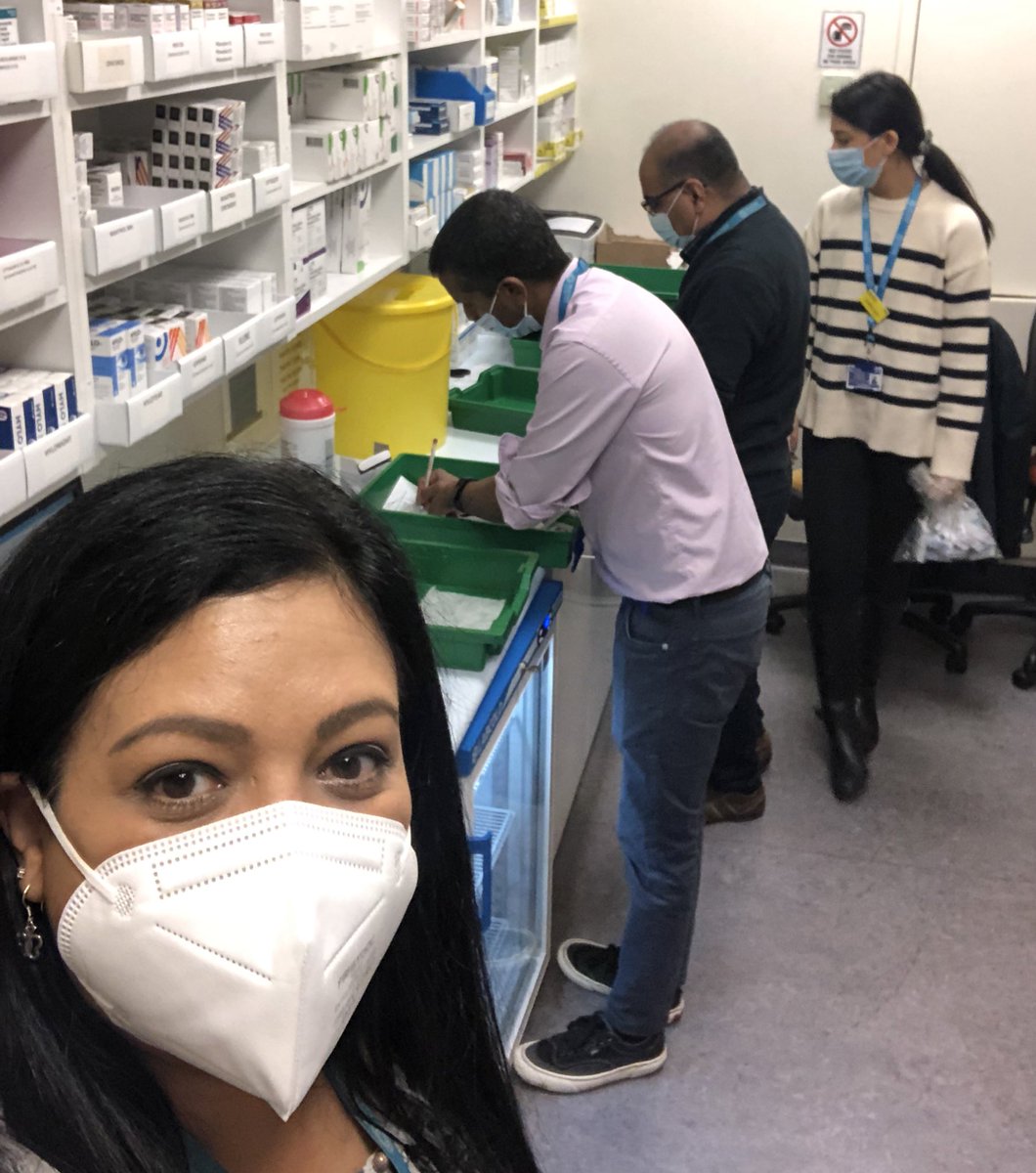 It’s all systems go @Moorfields #Pharmacy team busy preparing #Covid #Vaccines to support the wider roll out of the vaccination programme 💉 🦠 😷  let’s see how many people we will vaccinate today 😸💪🏼 💉🩹 #MoorfieldsStaff 💙