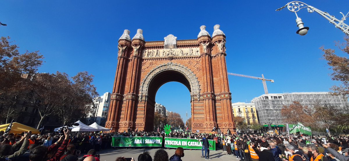 ✊ La capçalera de la manifestació acaba d'arribar a l'Arc de Triomf.

📢 Ara i sempre, l'escola en català!

#EscolaEnCatalà