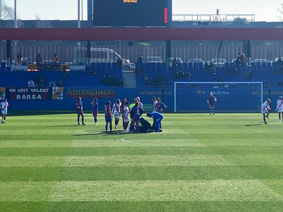 Una jugadora del Rayo necesita asistencia médica en el terreno de juego. Sale la médico del Barça a atenderla. 

Un día más en Primera Iberdrola.