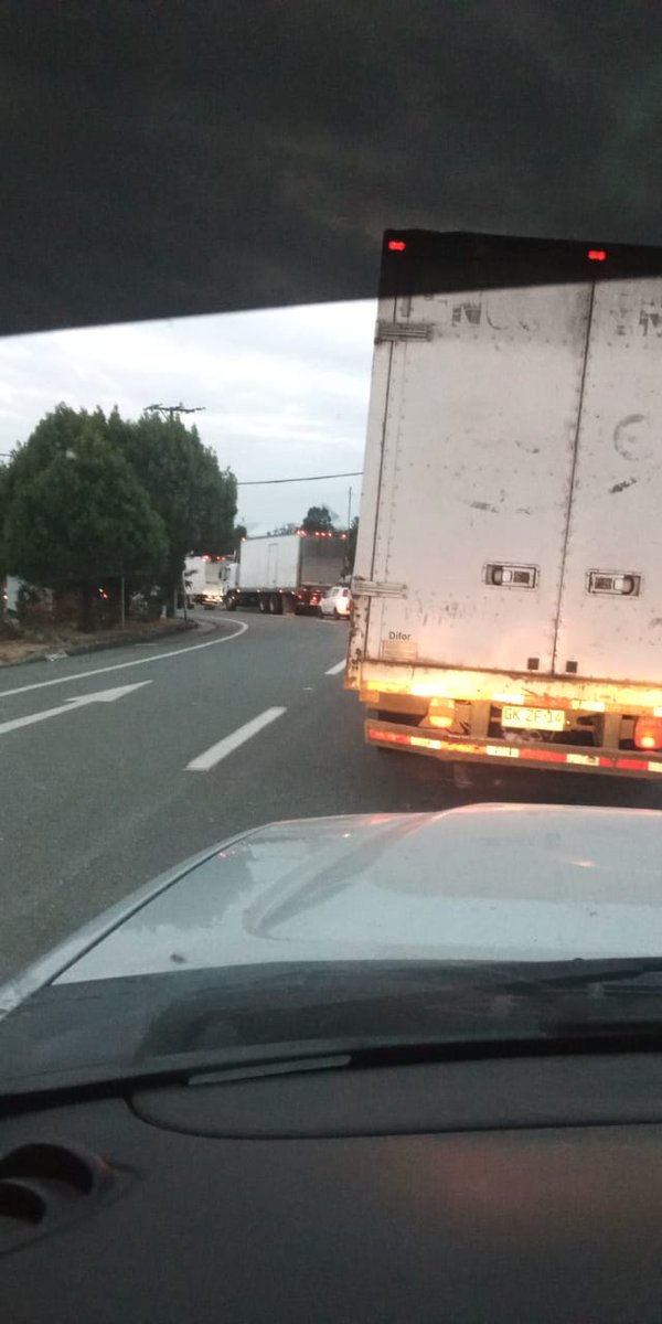 BorquezRafael's tweet photo. #Castro larga fila de vehículos en dirección a #Chonchi, todo originado por accidente de tránsito sector de #Nercon @firemancastro @erchiloe @TTILosLagos @radiochiloe https://t.co/xowNIhTGh1