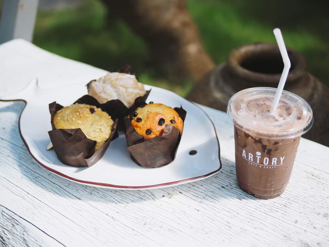 iamsom's tweet photo. ARTORY cafe and crafts คาเฟ่ริมหาดวอนนภา บางแสน, ชลบุรี
คุมโทนขาว น้ำเงิน เหลือง
บรรยาากาศฮาวายและสไตล์อาร์ต แนะนำขนมมัฟฟิน มีหลายรสให้เลือก
รีวิว : https://t.co/8YscVqoZVU
พิกัด :
https://t.co/oz5ItFNsYC
(ร้านมีที่จอดรถ)
#whenigo #whenigoto @aroii https://t.co/IVAAJrlTKE