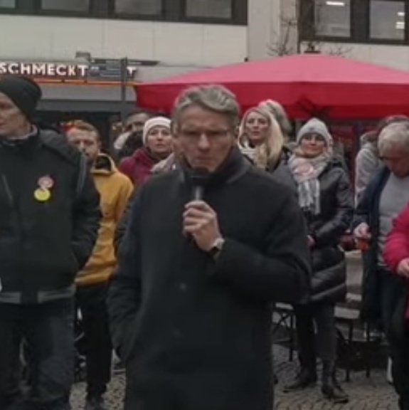 Dieser Vogel ist "Arzt". Er "vermeidet Impfungen maximal" und spendet angeblich die "Prämie" für durchgeführte Impfungen an #breitschuster.

Hat jemand ne Ahnung wie der Vogel heisst? Ich glaube er braucht eine Meldung an die Ärztekammer.

#lippstadt