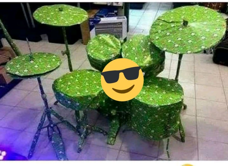 ZadoxBenard's tweet image. My Girlfriend sent me this Gift and told me not to open until Midnight.
I'm so curious 🤔
I hope it is a dog 😂😂