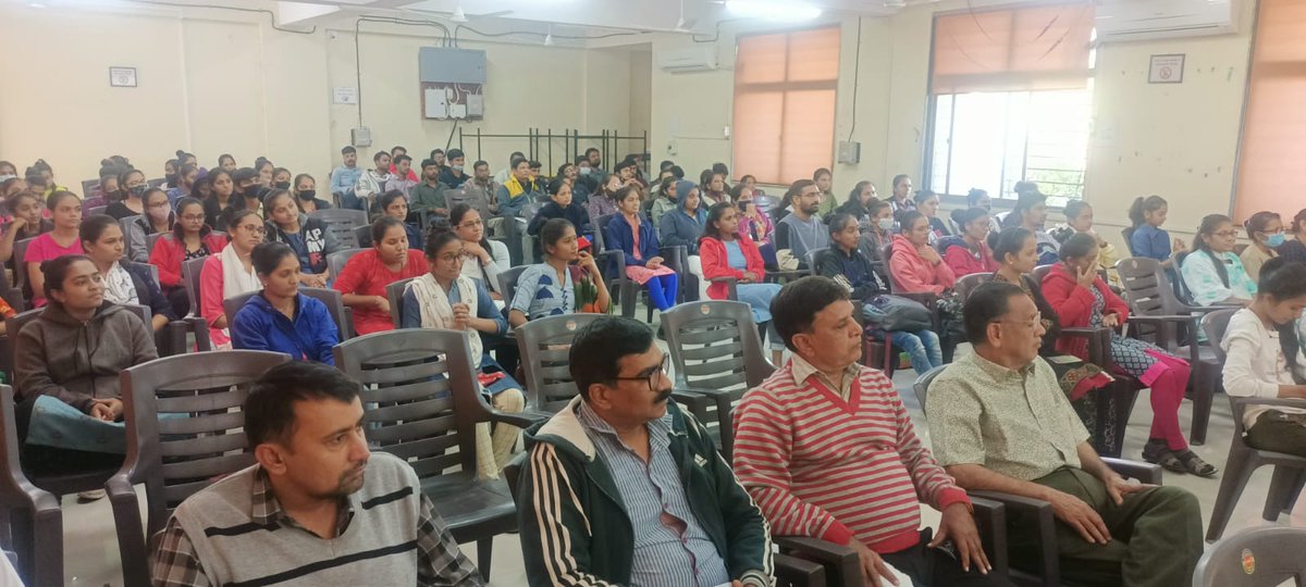 GujaratYogBoard's tweet photo. आज जूनागढ़ में भक्त कवि नरसिंह मेहता यूनिवर्सिटी के साथ MOU समारोह कार्यक्रम में उपस्थित रहकर विद्यार्थी ओ से योग संवाद किया और सभी को योग ट्रेनर बन कर राष्ट्र निर्माण व् स्वास्थ भारत बनाने FIT INDIA के मान्य मोदीजी के स्वप्न को साकार करने सभी को आह्वान किया, https://t.co/TjtYQYuUhA