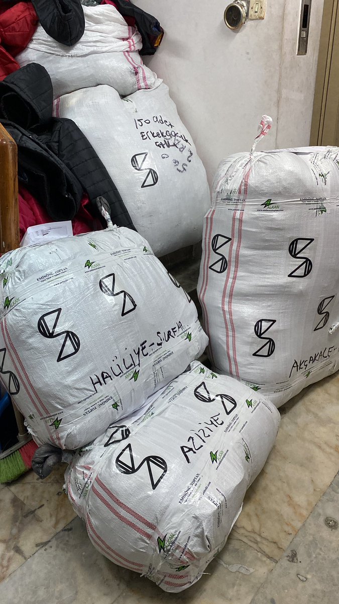 İlk Parti mallar yola çıktı. Umarım faydamız dokunur yavrularımıza 🙏🍀
Ulaşabildiğimiz kadar çok okula ulaşacağız inşallah.
Gün ve saat gözetmeksizin hep destek oldukları için, Steve Group ekibine de teşekkür ediyorum 🙏