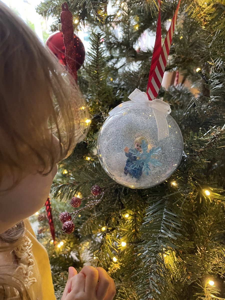 Thank you <a href="/Neil_Griff_GCS/">NeilG - Diamond Fortnite - Director of Esports</a> for this lovely Lego Christmas bauble. Our daughter Ariya loves it!!! 😍