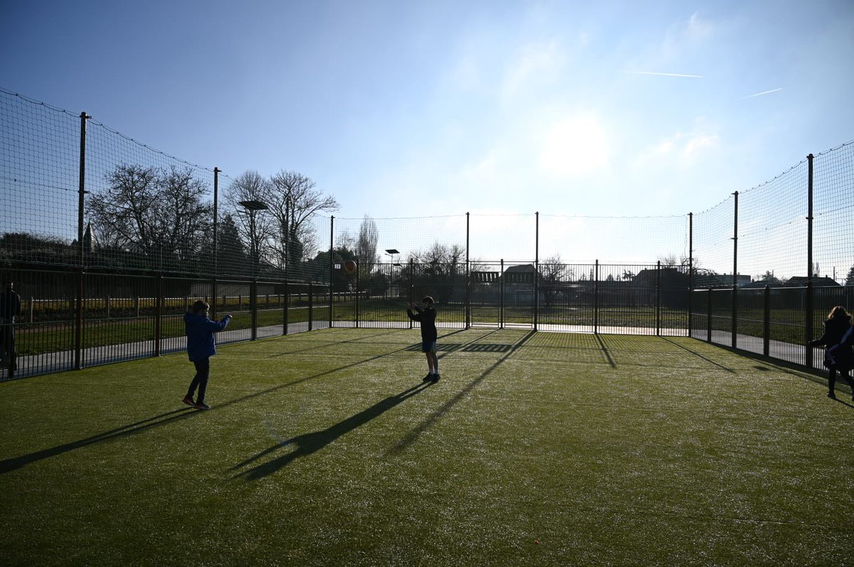 [ #EDUCATION ] Ce matin, <a href="/LehongrePascal/">Pascal Lehongre</a>, a inauguré l’agrandissement du groupe scolaire de Ménilles et son nouveau city stade. 🤩 Ce projet « locaux scolaires », comme 400 autres depuis 2017, a été subventionné par le Département de l’#Eure. 😉