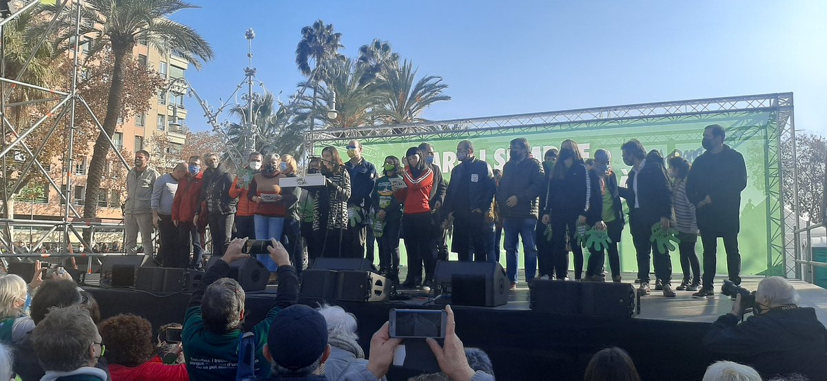 🗣️ Sílvia Clavera, membre d'una AFA; Jana Llussà, estudiant, i Àngels Cadena, docent i directora d'escola, llegeixen el manifest en defensa de l'#EscolaEnCatalà al passeig Lluís Companys de Barcelona.

💚 Ara i sempre, l'escola en català!