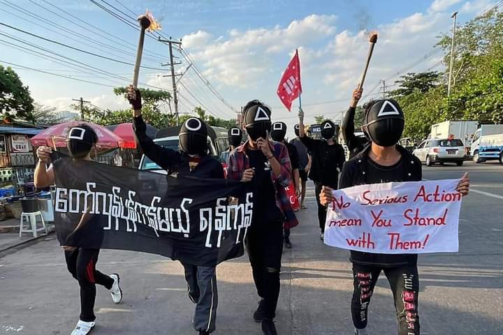 Phu_twt_mm's tweet photo. #Yangon youths strike in this evening, chanted with 
'Karen's battle is People's battle', 'Karen's victory is People's victory' ​and with the message of
 "NO SERIOUS ACTION MEAN YOU STAND WITH THEM"‼️
#HunSenStayHome
#Dec18Coup   
#WhatsHappeningInMyanmar https://t.co/Wvv2goFMN7