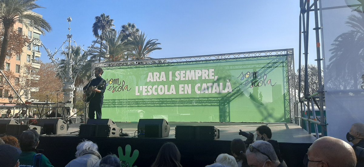 🎸 L'acte reivindicatiu al passeig Lluís Companys comença amb l'actuació de <a href="/joandausa/">Joan Dausà</a> amb el seu tema "Ho tenim tot".

💚 Ara i sempre, l'escola en català!

#EscolaEnCatalà