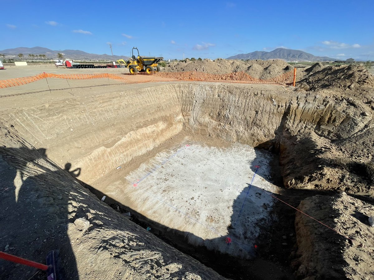 Vamos al lío! A la #obra 👷🏻‍♂️🏗
Replanteo de tanque de tormentas.
Una vez realizada la excavación se ha ejecutado el hormigon de limpieza,sobre el que se ejecutará la estructura.
#obracivil #ICCP #ingenieriadecaminos #infraestructuras #direcciondeobra #coordinadordeseguridadysalud