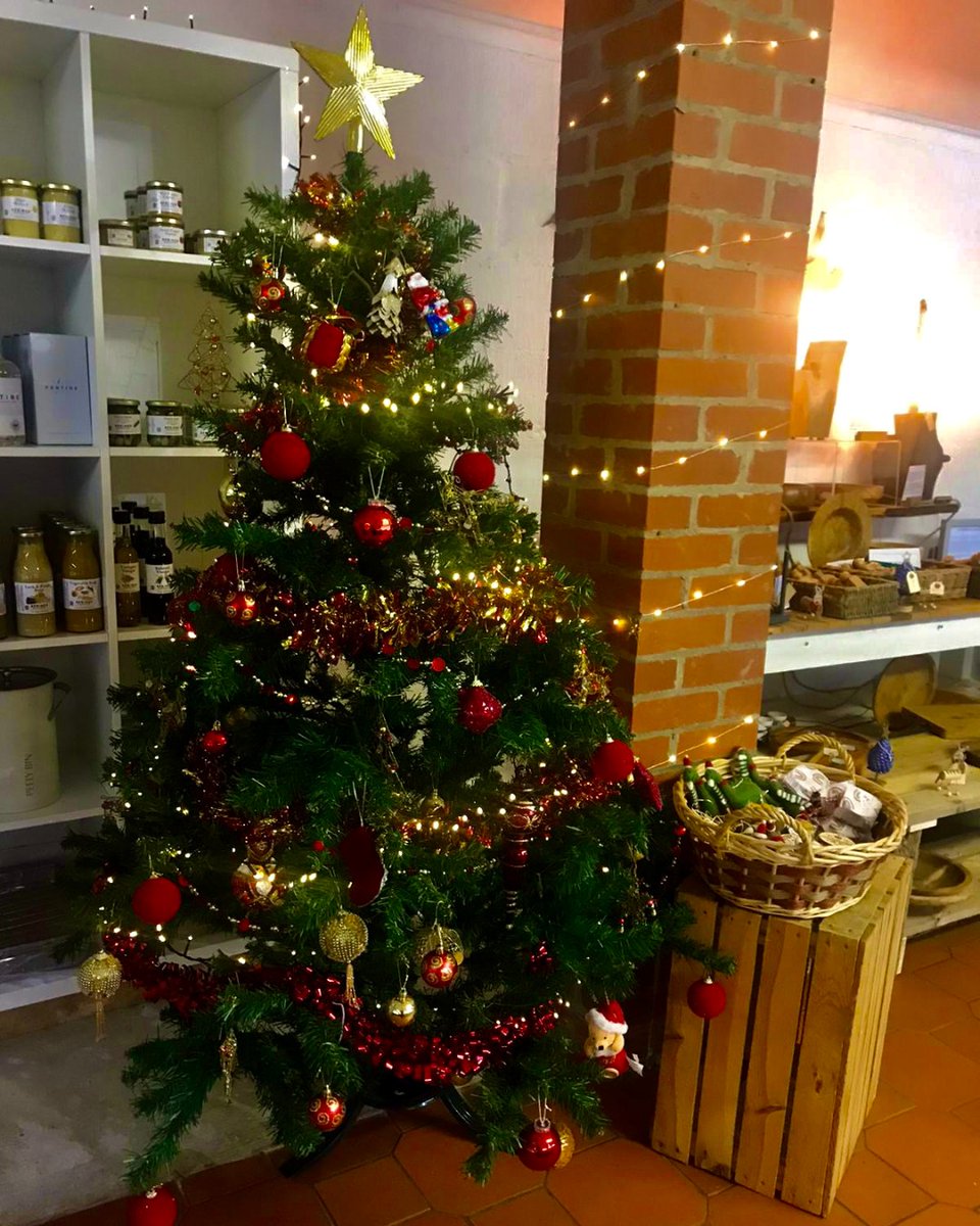 SpringsSmokery's tweet photo. Send us pics of your Christmas Tree! 🎄

Spread some festive joy, comment with a pic of your tree and we'll choose our favourite! 👇 https://t.co/bnyd5iwkKF