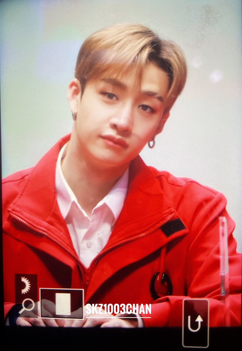 BCHANFEED's tweet image. BANG CHAN LOOKS SO CUTE😭