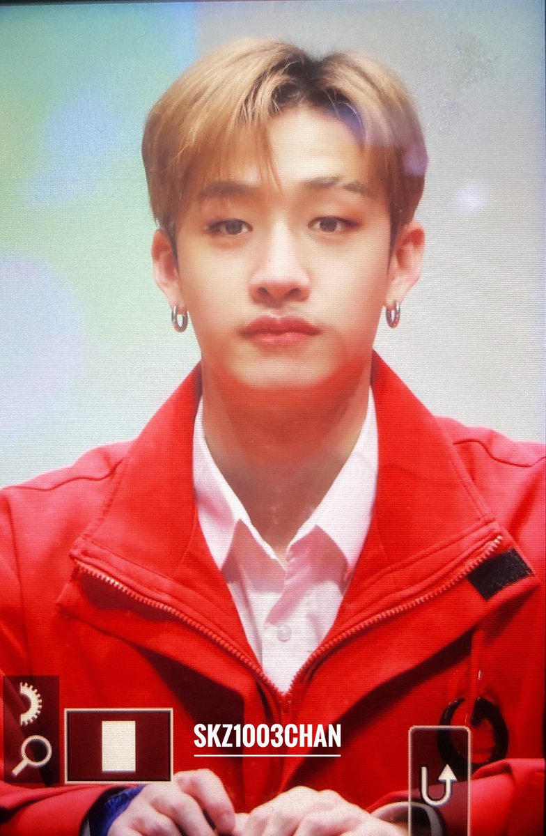 BCHANFEED's tweet image. BANG CHAN LOOKS SO CUTE😭