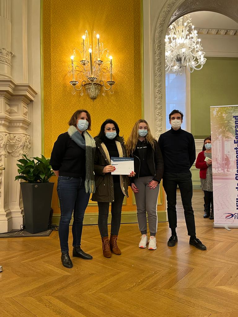 Clermont-Ferrand, ville d'accueil et de solidarité.
Merci à #SylvianeTardieu pour cette cérémonie de parrainages et marrainages et aux militant•e•s communistes de leur implication pour cette #journeeinternationaledesmigrants 🤝🕊️