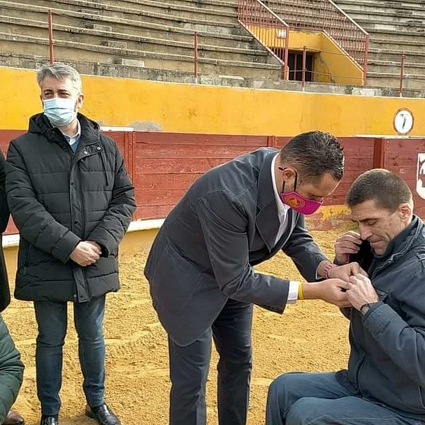 jbudino's tweet photo. Bonito homenaje al Chano. Gracias a la Peña Taurina de Ávila por su iniciativa y organización. El Chano podrá, cuando estime oportuno, lucir sobre su pecho la insignia del Ayuntamiento de Ávila. Siempre te admiraremos, maestro. 📸 Pedro Hernández Vega y Victor Rodriguez https://t.co/GGQgAk18UC