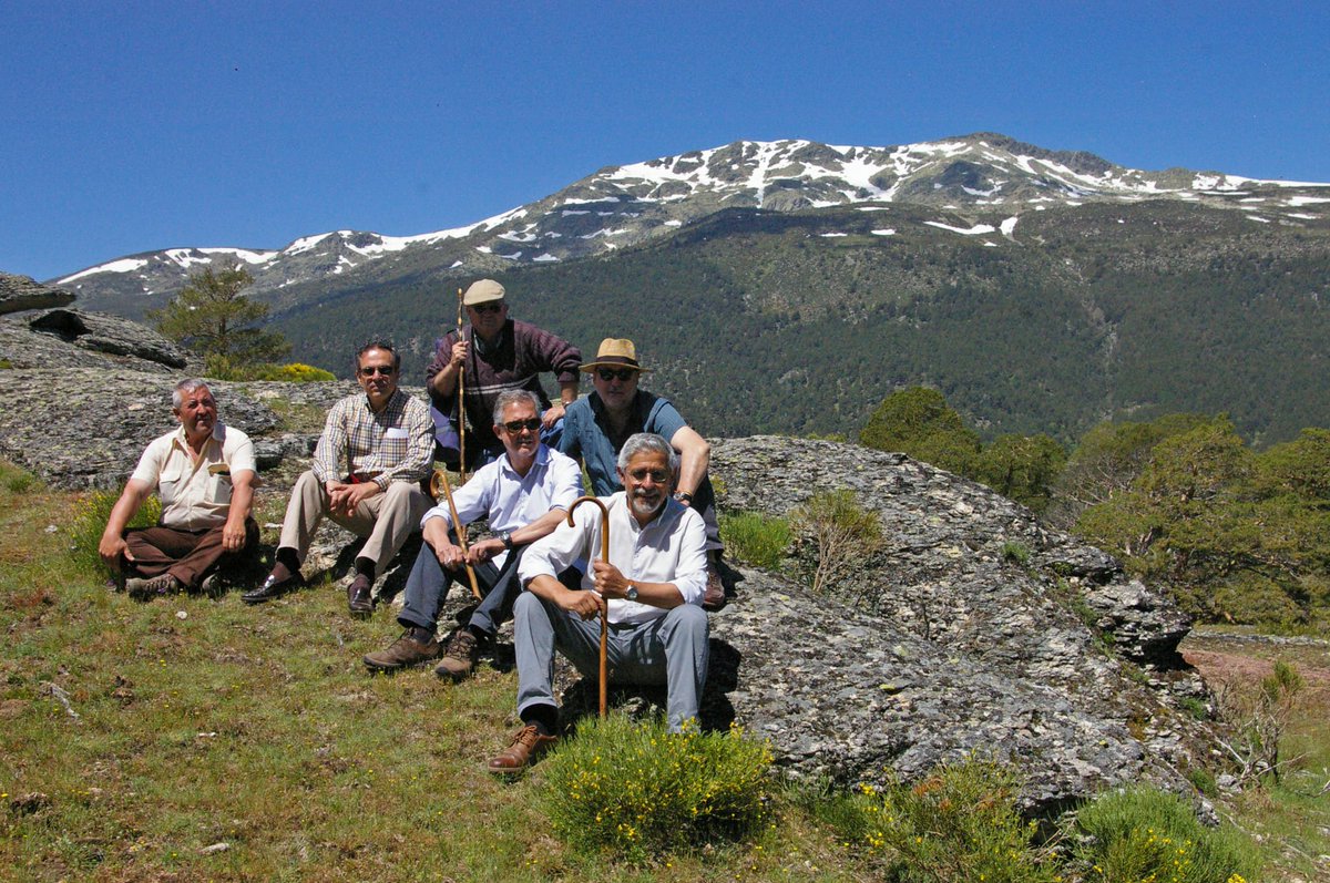 En la entrega del #PinardelosBelgas al <a href="/oapngob/">Parques Nacionales (OAPN)</a>, ayer reviví mis mejores recuerdos de juventud en la #SierradeGuadarrama compartidos con <a href="/IgnacioSimonet/">Ignacio Simonet</a>: 'Quien mira lo pasado, lo porvenir advierte: los guardianes del #AltoLozoya'
#PNGuadarrama
juliovias.blogspot.com/2018/10/quien-…