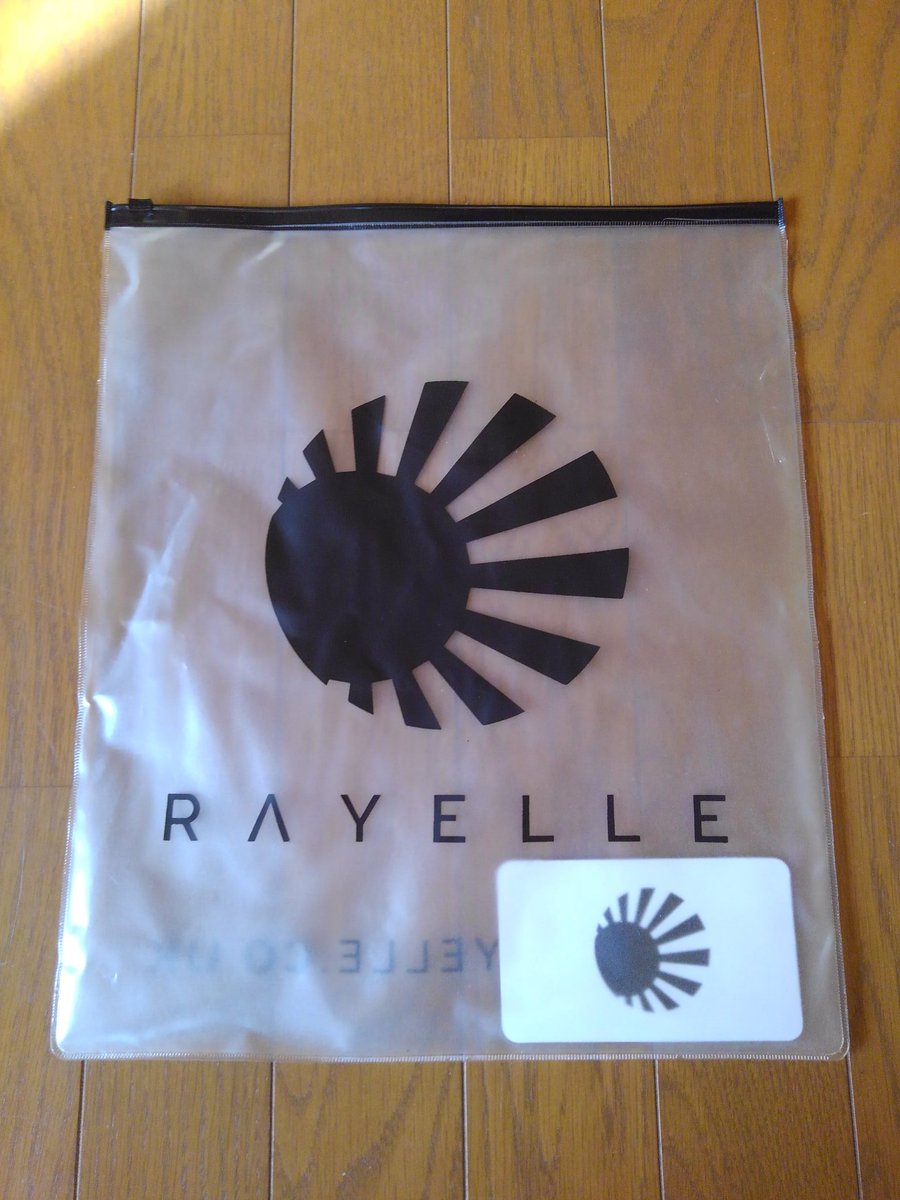 SM00THTYPE's tweet photo. このTシャツの黒買いました。

注文から約２週間で届きました。

割引期間に買ったので送料込み約￥10000で買えました。

デザインも仕立ても良いので日本のショップに￥10000で売っていてもワシなら買います。

また、商品が入っていた袋もカッコいいので、捨てないで使えます。

みんなも買ってね😃 https://t.co/2Wg8HzOMTf