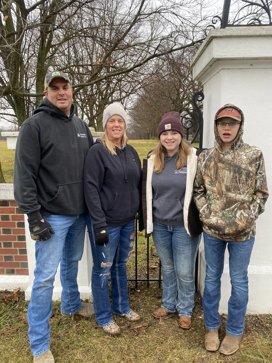 Rossvilleseed's tweet photo. We got to help again this year hanging @WreathsAcross America at our local cemeteries.  This is the third year doing this and hoping one day to cover all the veterans graves in our 5 cemeteries around Rossville.  We hang one wreath for each branch of our armed forces. https://t.co/ksyDYUYyaY