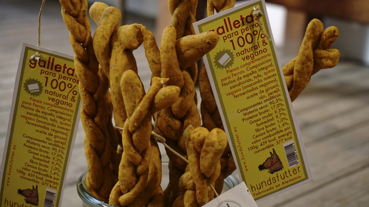 InfoHundsfutter's tweet photo. Fresh out of the oven. The new vegan "cheese" braids. In different sizes. Spicy and healthy and much better for the other animals and the world. Now in store, soon #online too. As we like it best: #UNPACKAGED.
#fresh #handmade #natural #withoutpreservatives #dog #treats #vegan https://t.co/BdMnU6Lazk