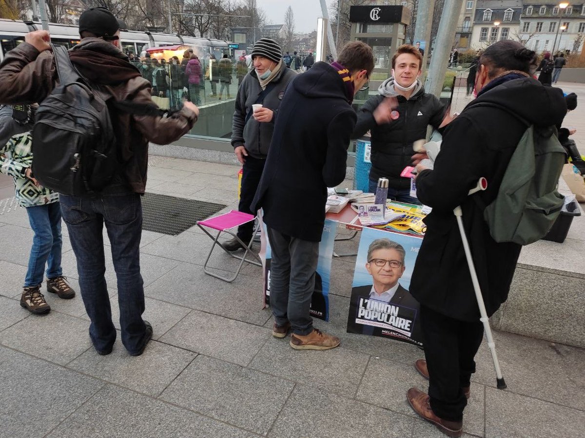 StrasbourgFI's tweet photo. 🔴Vente de #noel 🎅du #ProgrammeMelenchon à la place des #halles.
➡️15 "Avenir en Commun déjà vendu pour être mis sous le sapin🎄 !
➡️Joyeuses fêtes aux citoyen.nes de la patrie republicaine, faisant vivre en communauté le principe de fraternité !
#UnionPopulaire #Melenchon2022 https://t.co/XurvE9YB2l