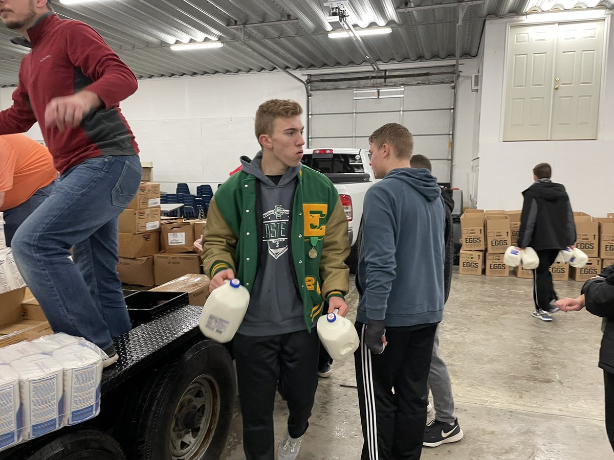 cometgridcoach's tweet photo. Appreciate these young men giving up their first morning of break to serve our community.  Even a former Comet @MakhaiReed home from college lended a hand. Great work men.  #servanthood https://t.co/ucpZpjZypR