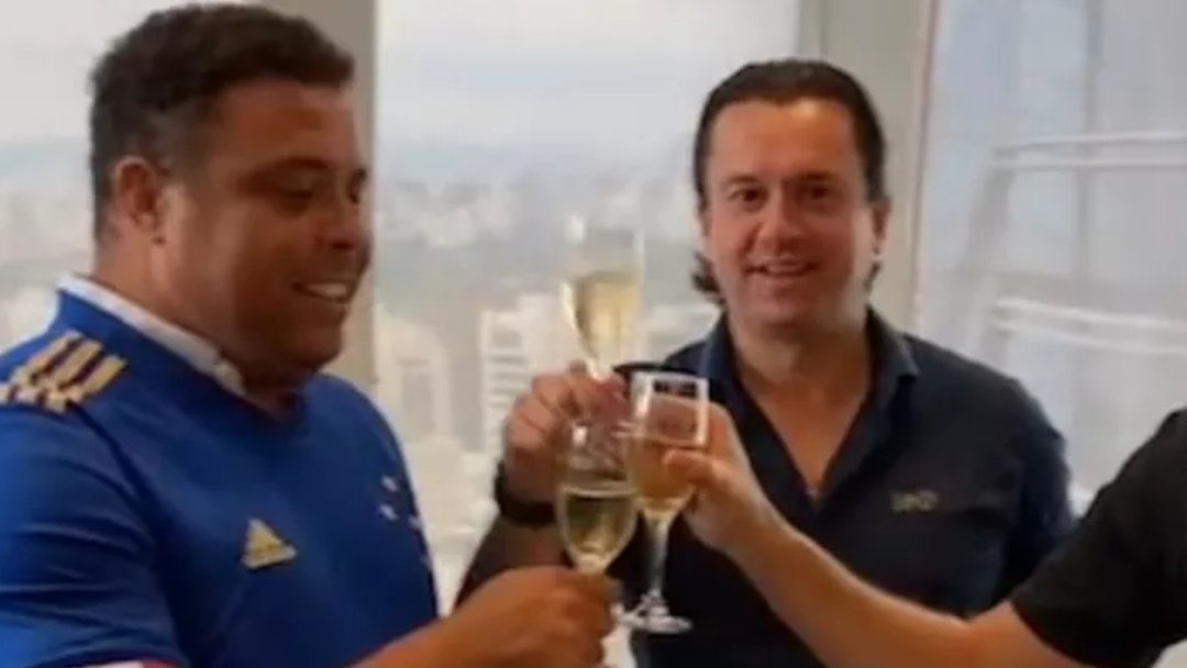 futebol_pontual's tweet photo. 1994: Cruzeiro vende Ronaldo
2021: Ronaldo compra o Cruzeiro 

🦊💰 https://t.co/NRvULpXK6h