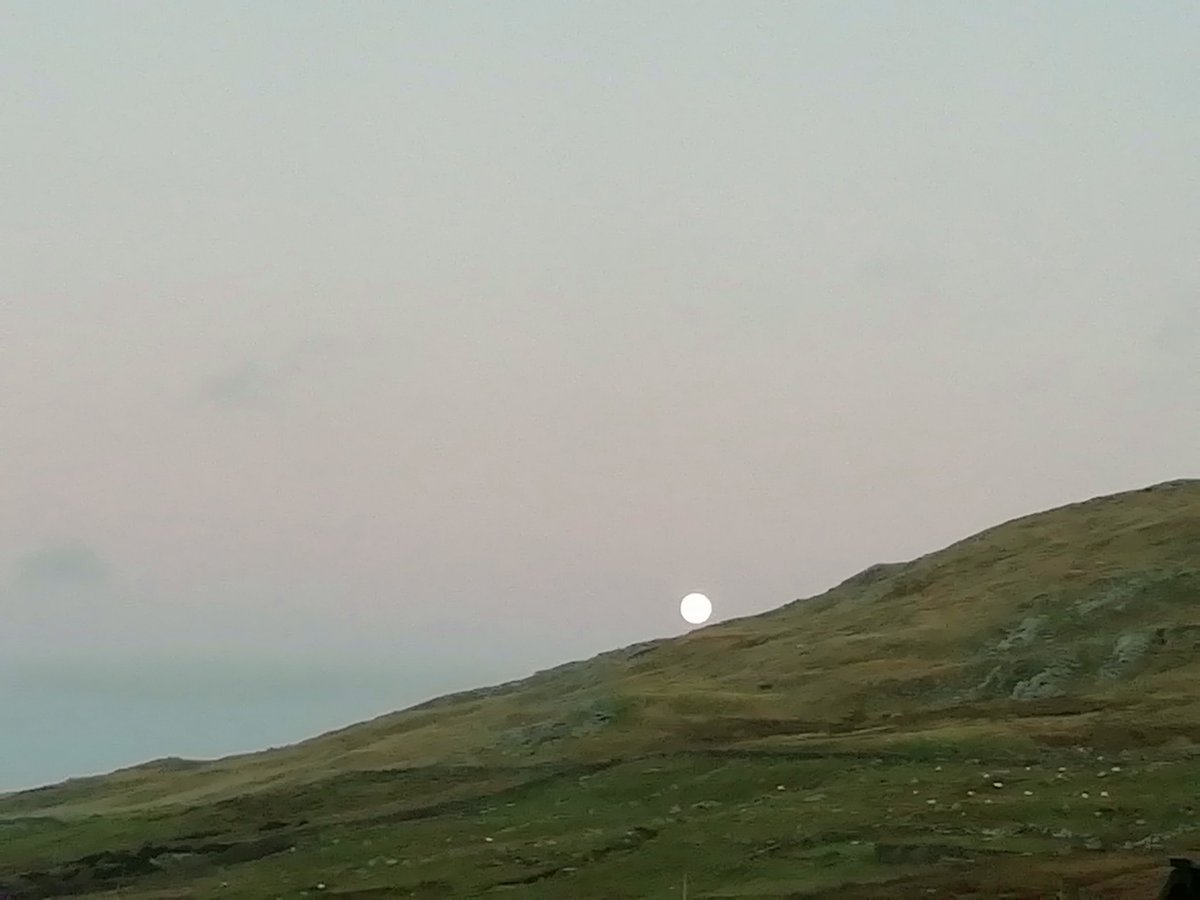 skysketcher's tweet photo. There be the rolling Cold moon of Killadoon Hill. #Fullmoon #Mayo #Louisburgh #Killadoon https://t.co/wL9uY83pfF