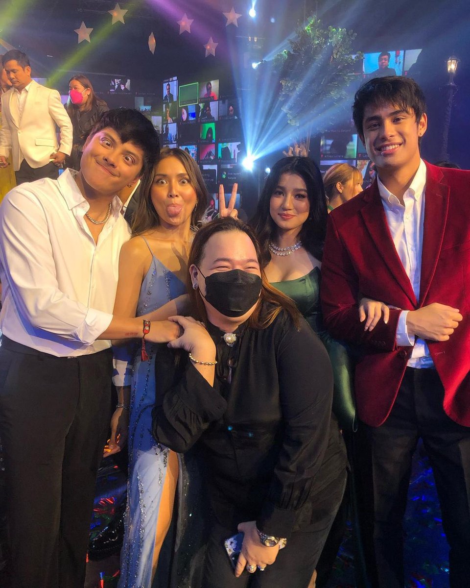 DonBelleOFC's tweet photo. DonBelle and Kathniel in one screen. Two phenomenal loveteam of their generation 🖤❤️💙

JingleBELLE WithDONNY

#DONBELLEParaSaIsatIsa 
#ABSCBNChristmasSpecial2021 https://t.co/VenKL9q6vO