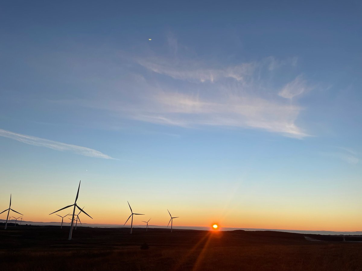 gorbalsian's tweet photo. Headed out & above a foggy Glasgow this afternoon & squeezed in a sunset plus a moonrise #Whitelee https://t.co/gSX9ZFZUwu