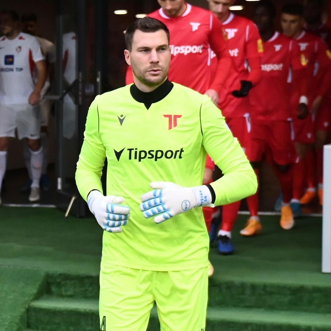 🇨🇿 Tomáš Fryšták from AS Trenčín in his custom design BU1 NEO gloves🧤 🔥  #bu1family 🔥 
❓ Would you like to have your own goalkeeper gloves design ❓  - find out more on our web 👍 

#goalkeeper #football #soccer #goalkeepers #goalkeepergloves #gk #portero  #goalie