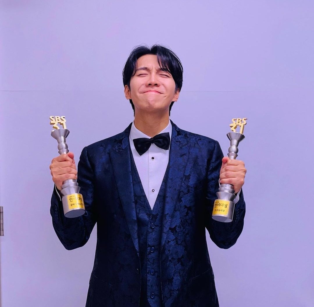 u deserve everything <33
#LeeSeungGi