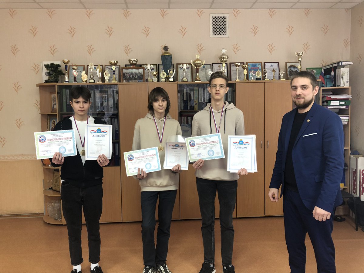 samaraschool166's tweet photo. Активная гражданская позиция наших ребят не осталась незамеченной! Помощник депутата Думы г.о.Самара Чернышёва А.П.,а по совместительству  заместитель председателя Совета отцов Самарской области Крайнов Д.В. наградил учеников 9б  Буянова Ивана,Леонова Максима, Колпакова Тимофея https://t.co/16OPVD9wJz