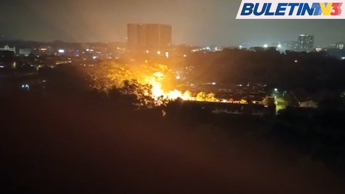BuletinTV3's tweet photo. TERKINI | Pencawang elektrik di Shah Alam dilaporkan meletup akibat banjir.

Laporan lanjut menyusul.

#BuletinTV3 #TNB #pencawangelektrik #banjir #banjirshahalam #banjirkilat https://t.co/O0WDZPyMdB