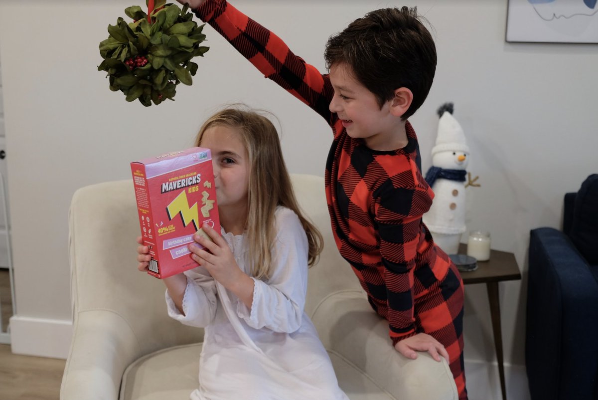 Hey, we didn’t make the rules! 😘 No better way to show your love for the very best snacks than with a little mistletoe and a whole lotta holiday spirit!

🛒: mavericksnacks.com + @wholefoods <a href="/amazonprimenow/">Amazon Prime Now</a> @thrivemarket <a href="/hungryroot/">Hungryroot</a>