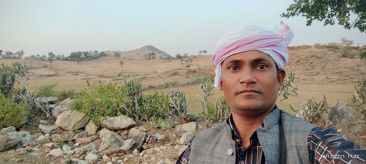 आदिवासियों में सदियों से परम्परा रही है मौत मरण हो या शादी ब्याह बन्दूको की सलामी दी जाती है 
वेवाई वलणी करते उस समय भी बंदूक से फायर होता है 
आदिवासी कस्टमरी ळो नही जानते वो बिना काम का बखेड़ा खड़ा करते है @MahendraJeet_ के बेटे की शादी में परम्परा का निर्वाहन हुआ है
#जोहार🏹🏹