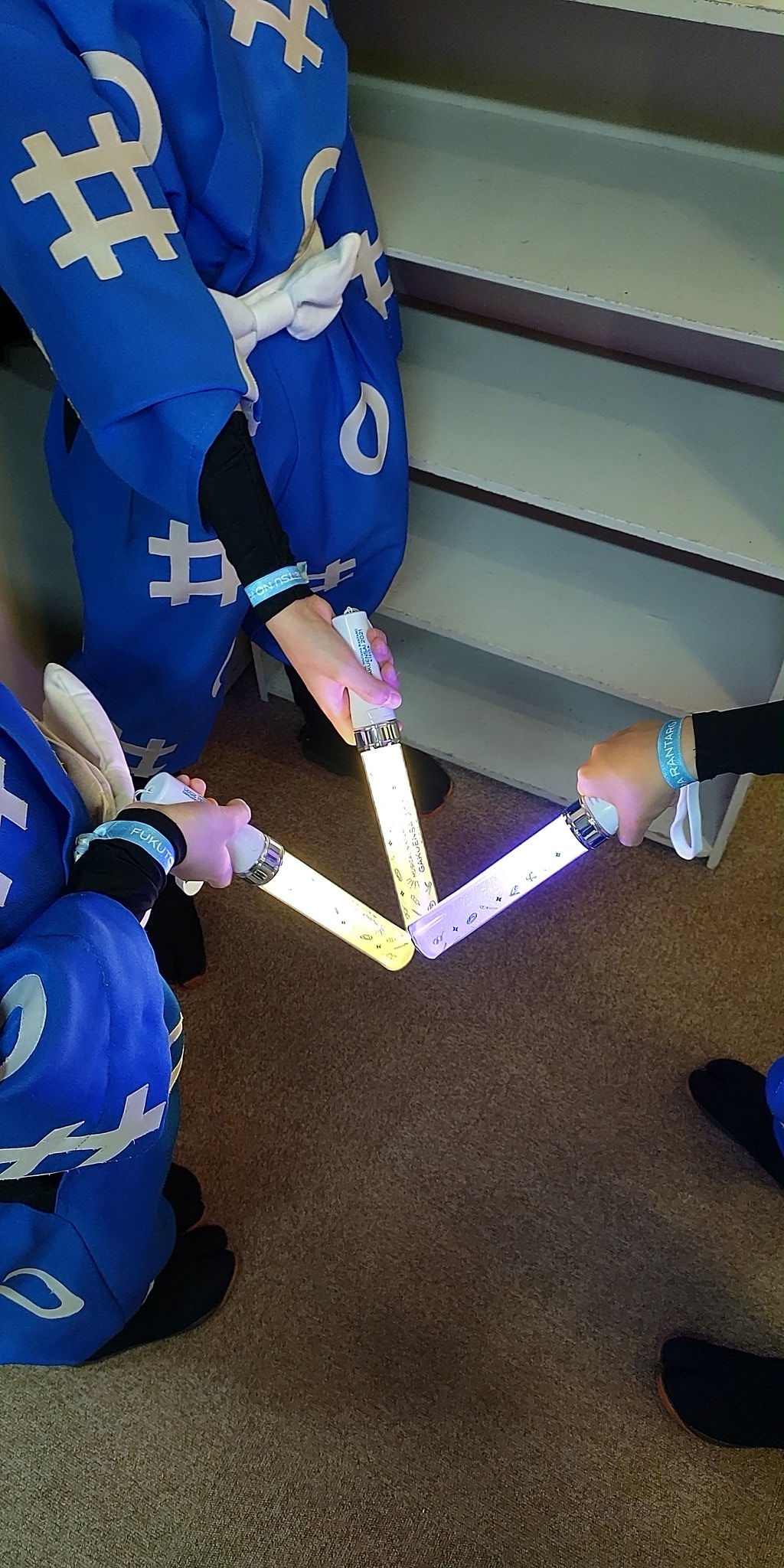 嶋 陽大 晃大 ﾊﾙﾄ ﾋﾅﾀ 本日も学園祭にご来場頂きありがとうございました 皆さんのペンライトがすご く綺麗でした いろいろなうちわも素敵で 昨日も今日もきり丸のうちわを作ってくれてる方がいてとっても嬉しかったです 4枚目の写真は楽屋で3人