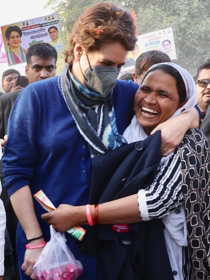 rajpati2's tweet photo. हमारे संगठन की बहनों के साथ @priyankagandhi दीदी और @RahulGandhi भैया
 #महिला सशक्तिकरण #परियोजना
#अमेठी
#PratigyaPadyatra 
@KaunSandeep @RuchiraC https://t.co/ZdHveqBg1h