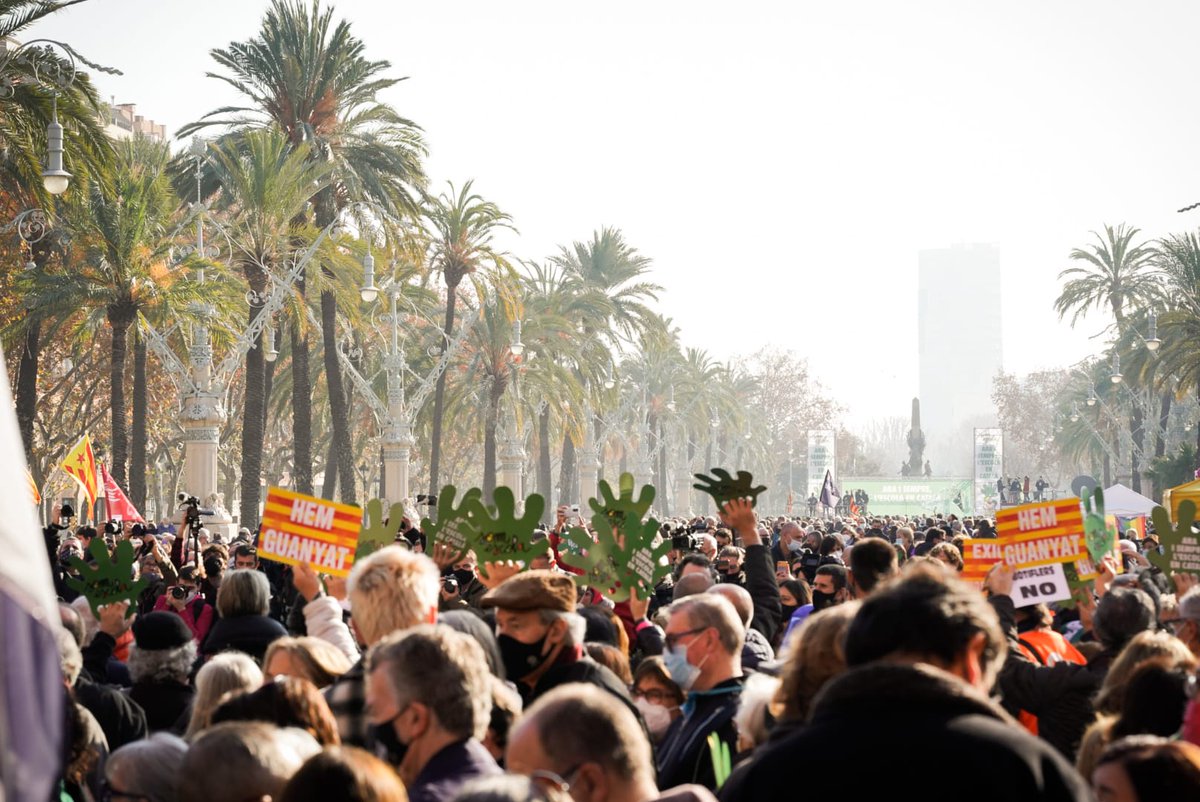junqueras's tweet photo. El poble de Catalunya torna a omplir els carrers per dir, clar i fort, que l'escola catalana no es toca. La immersió lingüística ha estat i és un gran consens de país. No el tombaran. Per una escola en català, ara i sempre. https://t.co/RPb8QGSdw7