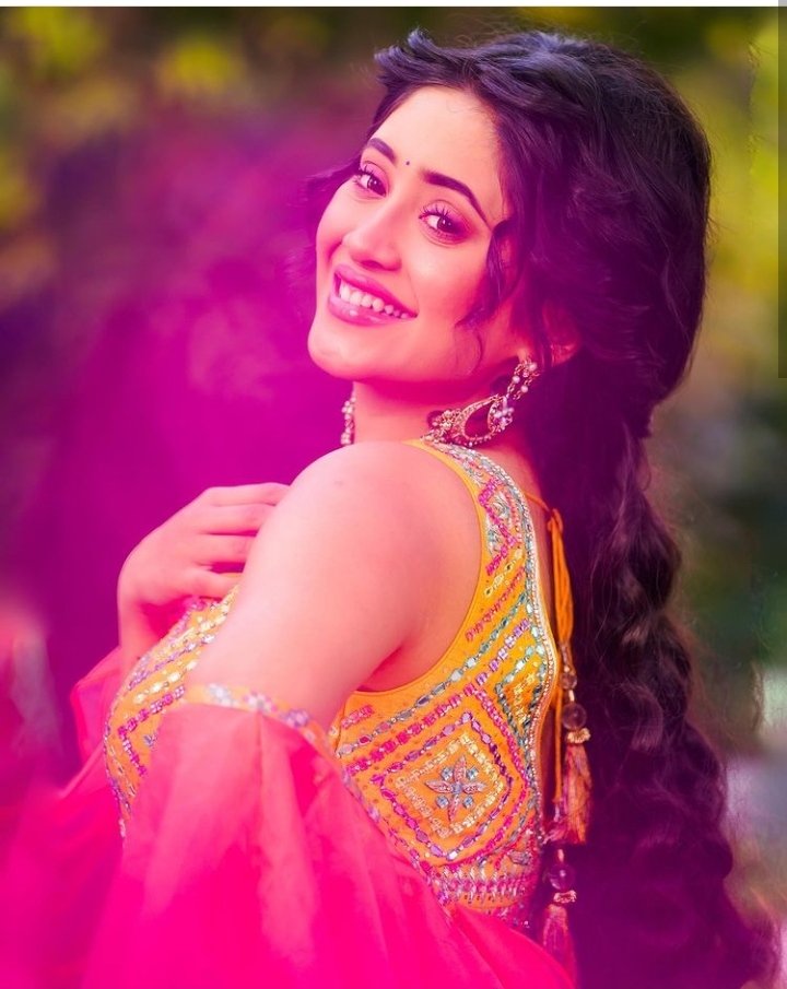 Tumsa Haseen....
Kaynaat Mein Nai Hai Kahin.....
.
.
Via Smileplease25's ig post!!
#ShivangiJoshi