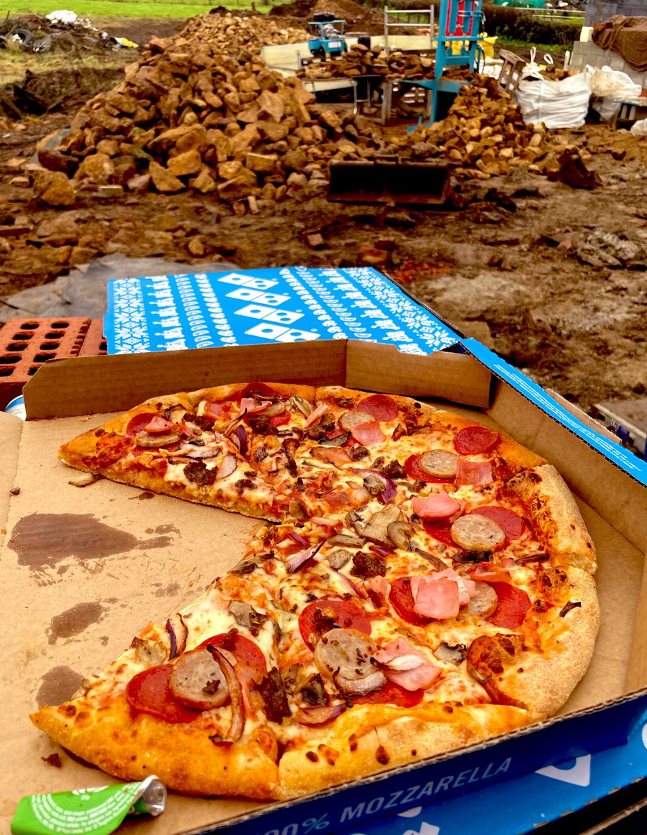 TheBarnHouseUK's tweet photo. Lunchtime fuel for the workers🍕 https://t.co/GCz8tLUzJk