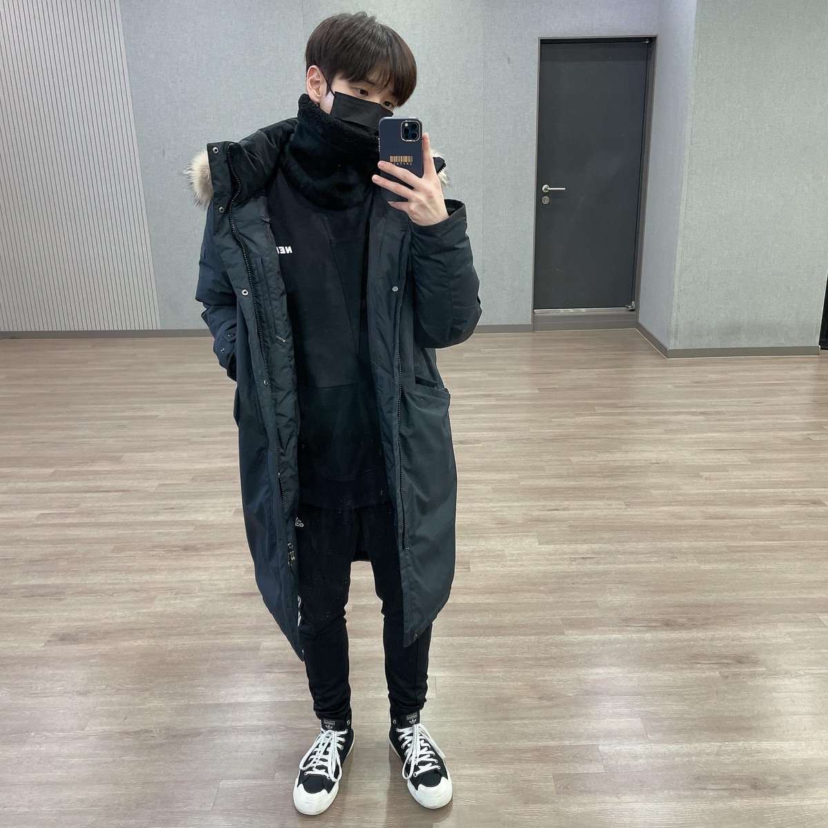 IALLENU_TH's tweet photo. (TRANS) 211218 | UNIVERSE 💫 

พันคออย่างหนาแน่นด้วย neck warmer ที่มินฮีซื้อให้ ^^ so sweet boy~ ฮิฮิ 

*เนื่องด้วยเป็นคอนเทนต์สาธารณะ สามารถเผยแพร่ได้ค่ะ*
#CRAVITY #크래비티 #ALLEN #앨런 #แอลรอน 

ⓒ I런U THAILAND https://t.co/a0tqbU0wAE